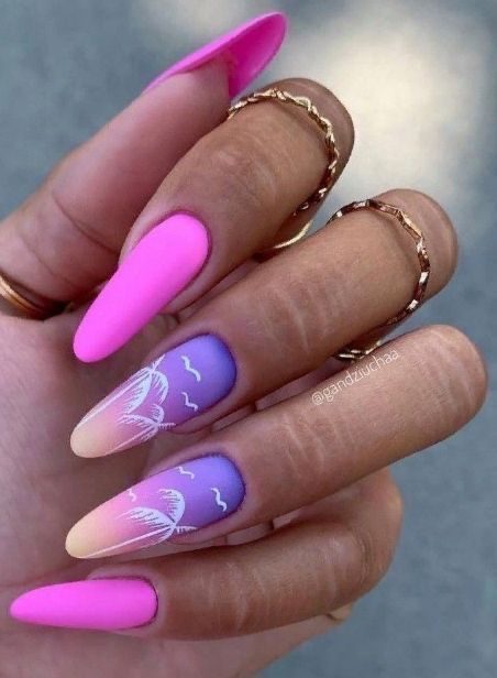 Фиолетово-розовый маникюр на ногти формы миндаля с простыми рисунками пальм