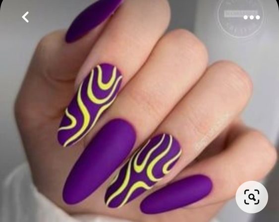 Фиолетовое матовое оформление ногтей с желтыми контрастными узорами на 2 пальцах
