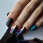 Глянцевые ногти овальной формы с вставками из цветной декоративной фольги