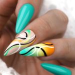 Глянцевый дизайн ногтей бирюзового цвета на ногти миндалевидной формы с цветными узорами