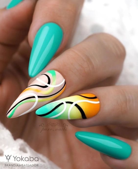 Глянцевый дизайн ногтей бирюзового цвета на ногти миндалевидной формы с цветными узорами
