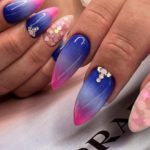 Глянцевый дизайн ногтей миндалевидной формы с переходом от синего к розовому цвету и стразами