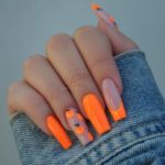 Глянцевый френч на квадратные длинные ногти в ярко-оранжевом цвете с рисунками апельсинов