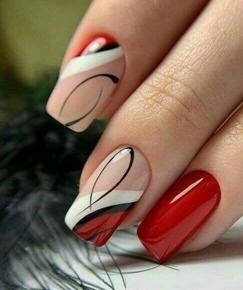 Яркие красные ногти с черно-белыми косыми вставками, узорами на двух пальцах