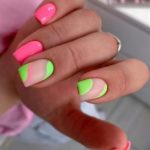 Яркий цветной дизайн ногтей в розовом и салатовом цвете с простыми рисунками-волнами