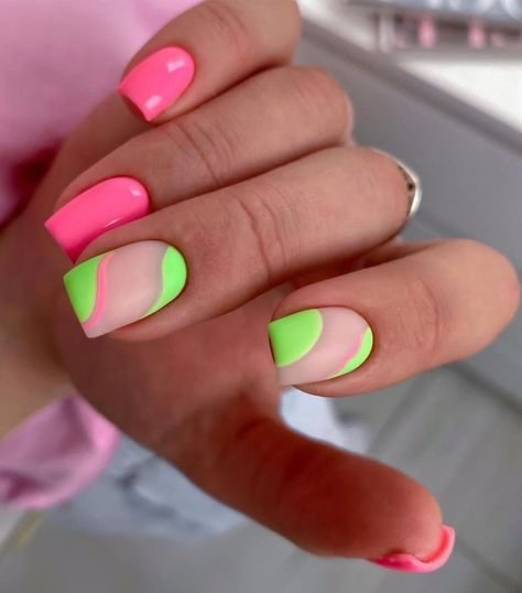 Яркий цветной дизайн ногтей в розовом и салатовом цвете с простыми рисунками-волнами