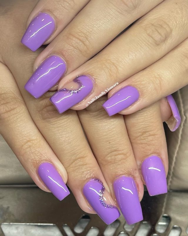 Яркий фиолетовый маникюр на квадратные ногти с прозрачными вставками и блестками