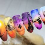 Яркий красочный дизайн ногтей с цветными пейзажами, изображениями насекомых на закате