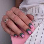 Яркий повседневный маникюр на квадратные короткие ногти в серо-розовом цвете