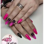 Яркий розово-черный дизайн ногтей с глянцевым покрытием и узором «Перепелиное яйцо»