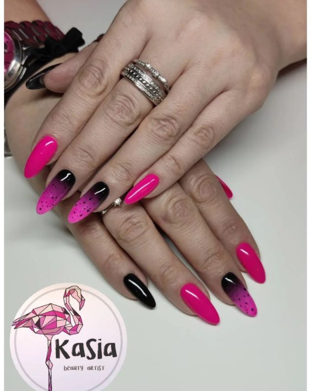 Яркий розово-черный дизайн ногтей с глянцевым покрытием и узором «Перепелиное яйцо»