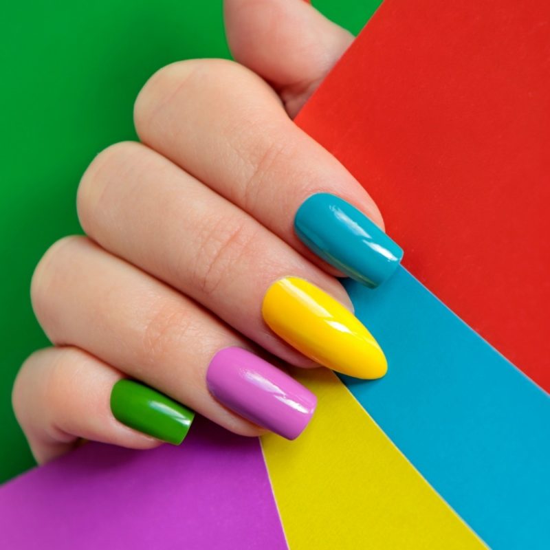 Яркий сочный маникюр с ногтями разной формы (квадратные и миндальные) и цвета