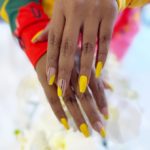 Яркий желтый дизайн ногтей на длинные квадратные ногти с черными миниатюрными узорами
