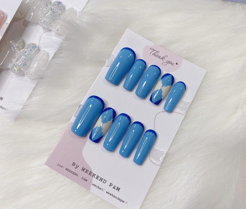 Ярко-голубой дизайн ногтей с синими вставками, геометрическими рисунками и глянцем