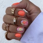 Ярко-оранжевый дизайн коротких круглых ногтей с цветными миниатюрными цветами