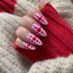Ярко-розовое оформление ногтей с алыми каплями разного цвета на всей поверхности