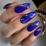 Ярко-синее оформление ногтей с матовым покрытием, полосками из золотистой потали