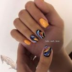 Ярко-желтое оформление ногтей с цветными вставками на нескольких ногтях
