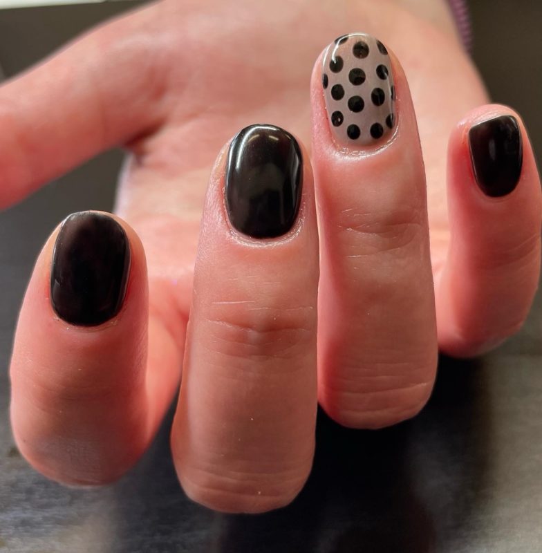 Короткий черно-бежевый дизайн ногтей с контрастным горохом на одном пальце