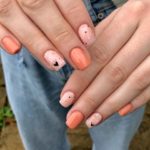 Короткий персиково-розовый дизайн ногтей квадратной формы с рисунками сердец
