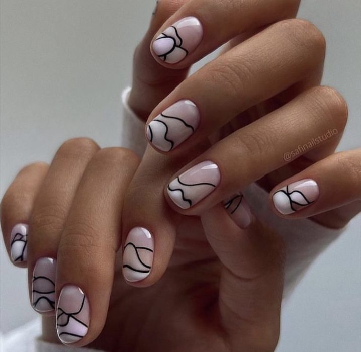 Короткий розовый дизайн ногтей с вставками пастельных оттенков и черными границами