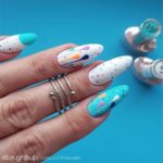 Красивый яркий дизайн ногтей в белом и голубом цвете с цветными подтеками краски