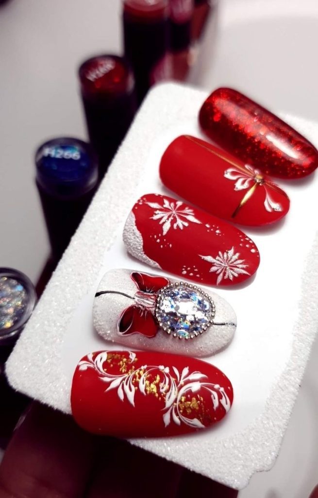 Красный праздничный новогодний маникюр с белыми снежными рисунками, объемным декором