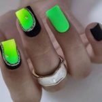 Квадратные черно-салатовые ногти с серебристыми границами и светлыми стразами