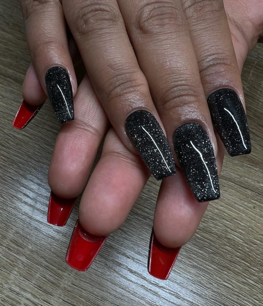 Квадратные длинные ногти с черной мерцающей основой и красной внутренней стороной