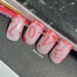 Квадратный маникюр «Любовь» с надписью LOVE, изображениями сердец