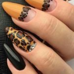 Леопардовый дизайн ногтей с натуральными лунками, черными вставками, стразами