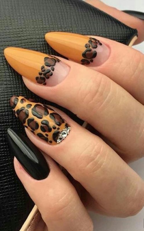 Леопардовый дизайн ногтей с натуральными лунками, черными вставками, стразами