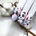 Маникюр нежных пастельных оттенков с 3Д-рисунками в виде персонаже милой панды и растений
