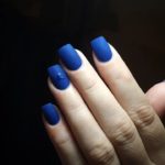 Матовые квадратные ногти насыщенного синего цвета с объемным рисунком капли воды