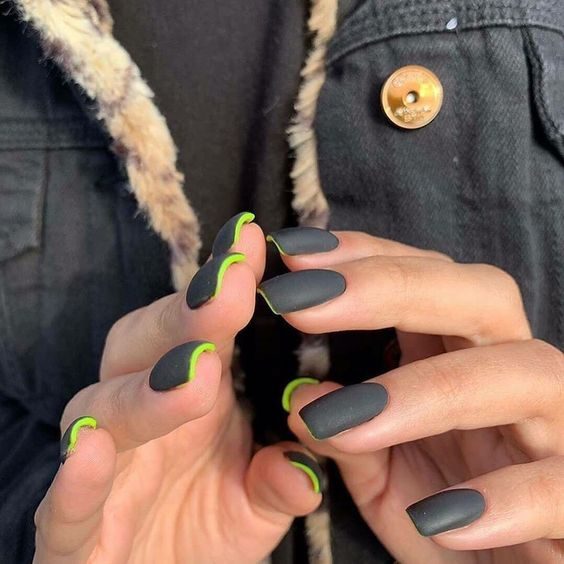 Матовый однотонный черный маникюр на квадратные ногти с яркими зеленым торцами