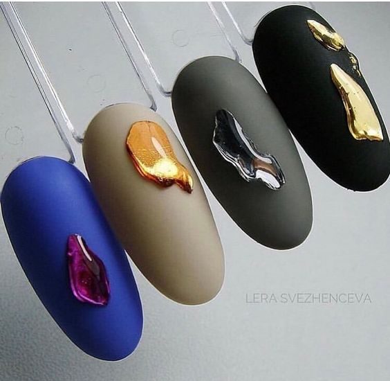 Матовый цветной маникюр с объемными блестящими декоративными камнями на каждом ногте