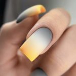 Матовый дизайн ногтей омбре с переходом цвета от серого в лунках к желтому на кончиках