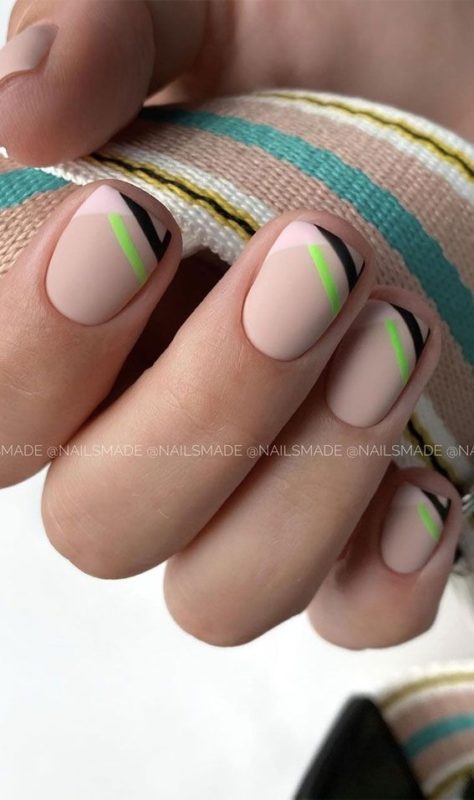 Матовый кремовый дизайн ногтей с розовыми классическими кончиками и цветными полосками
