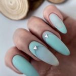Матовый нежно-голубой дизайн ногтей с контрастными кончиками или лунками