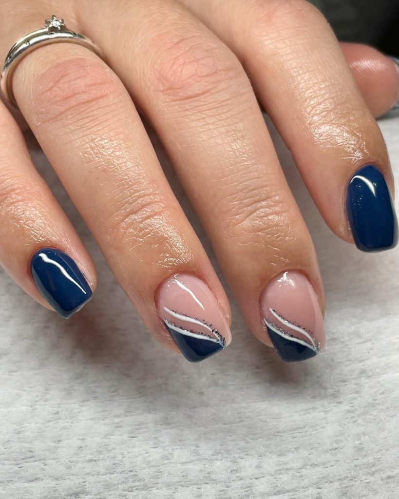 Насыщенно-синий дизайн ногтей со скошенными френч-кончиками и бело-серебристыми полосками