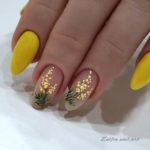 Насыщенный глянцевый желтый дизайн ногтей с растительными рисунками на двух пальцах