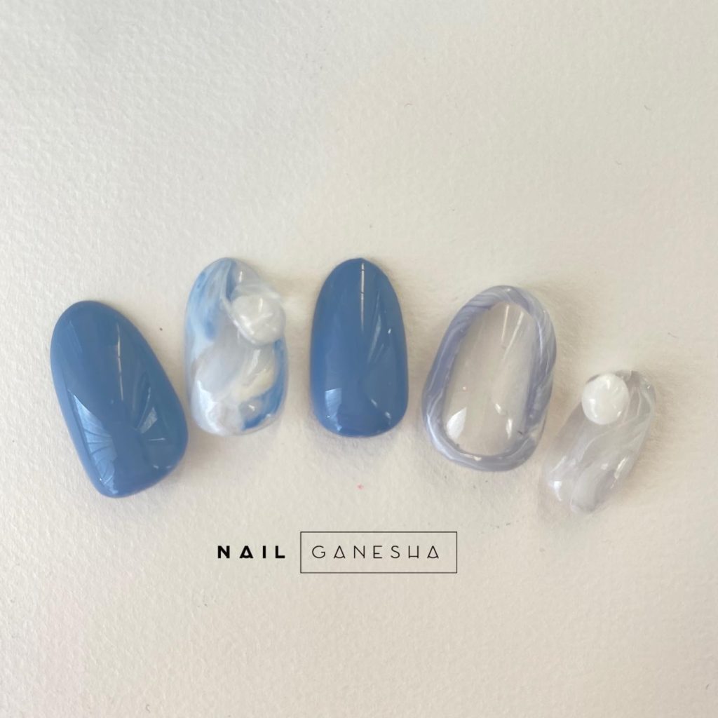Необычный синий дизайн ногтей с объемными украшениями и дымчатыми узорами