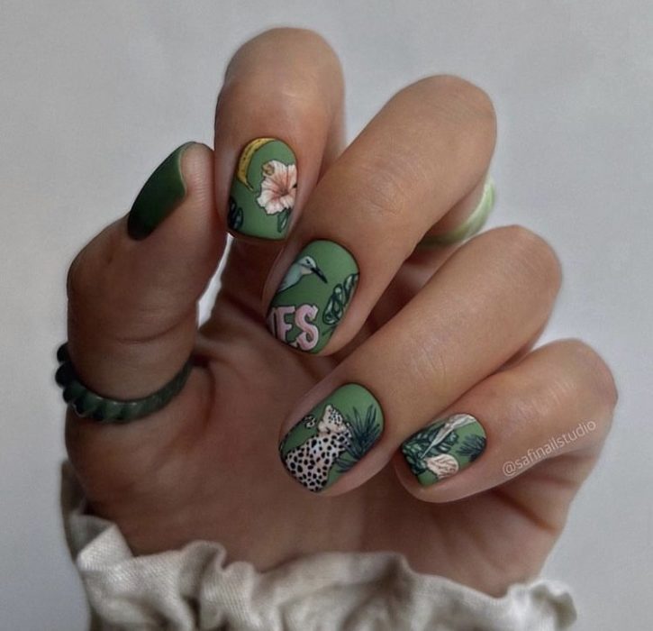Необычный темно-зеленый дизайн ногтей с рисунками птиц, растений, леопарда, банана