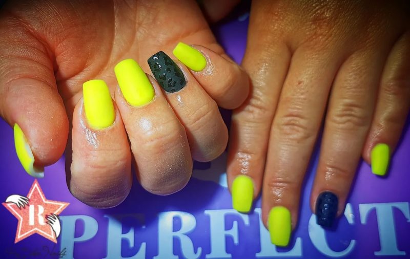 Неоновый желтый дизайн ногтей с матовыми покрытием и черными вставками со звериным принтом