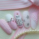 Нежнейший розово-белый дизайн ногтей с рисунком кошки в елочной гирлянде, звездами