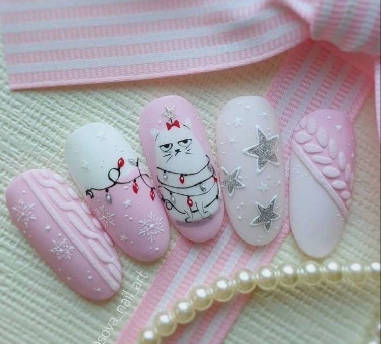 Нежнейший розово-белый дизайн ногтей с рисунком кошки в елочной гирлянде, звездами