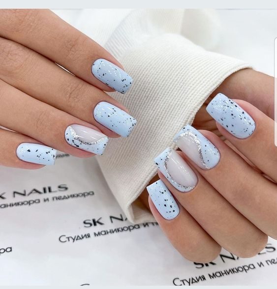 Нежно-голубое оформление ногтей в стиле «Перепелиное яйцо», светлыми вставками и серебром