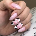 Нежно-розовый дизайн ногтей с вставками расцветки черно-белой коровы, объемными лапками