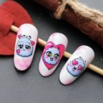 Нежный розовый дизайн ногтей с яркими 3Д-рисунками милых круглых пушистиков голубого цвета