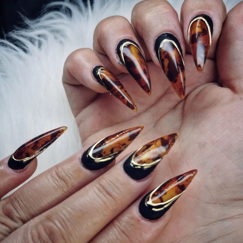 Ногти-стилеты с черными лунками, золотистыми границами и коричневыми основами